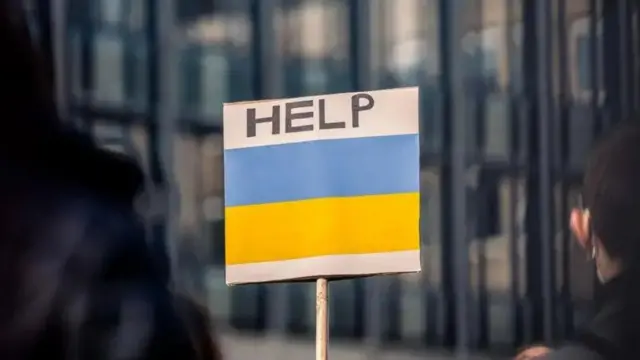 Український прапор зі словом Help