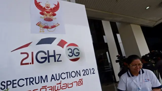 เมื่อปี 2557 กสทช. จัดให้มีการประมูลความถี่ 3G สำหรับผู้ให้บริการโทรศัพท์มือถือ