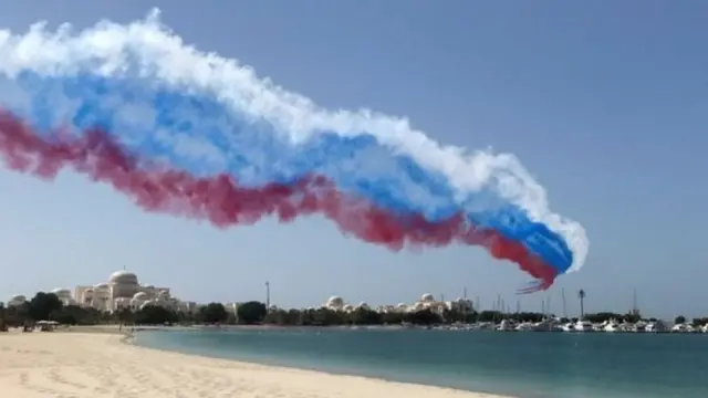 இந்த விமானம் ரஷியாவின் தேசியக் கொடியை வரைந்து காட்டும் வகையில் புகை கக்கிச் சென்றது.