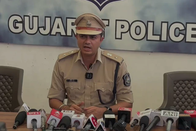 બીબીસી ગુજરાતી ડીસા બનાસકાંઠા ફટાકડા ફૅક્ટરી વિસ્ફોટ આગ મૃત્યુ પોલીસ 