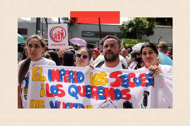 Watu wanne wakiwa wamebeba mabango katika maandamano