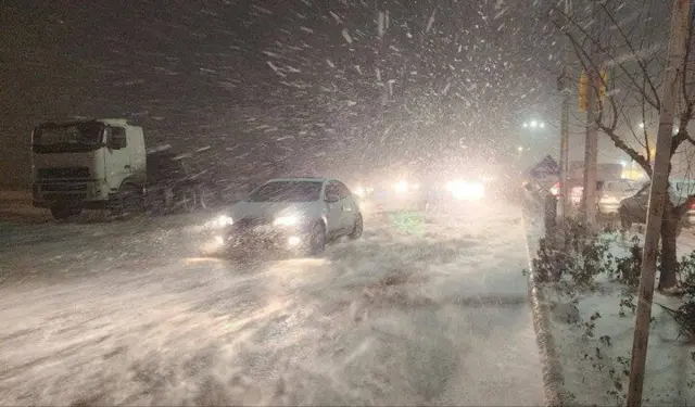 خودرو در حال حرکت در جاده برفی