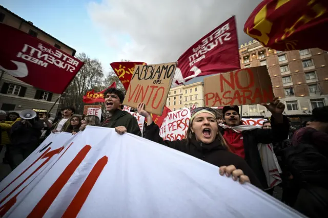 İtalya’nın başkenti Roma’daki Piazza Barberini’de, yargı sistemi reformuna ilişkin referandumda “Hayır” oyunun kazanmasını kutlayan insanlar.
