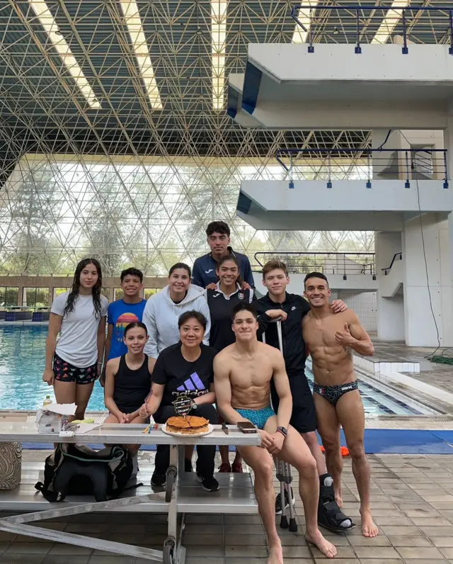 Ma Jin con alumnos de clavados en México