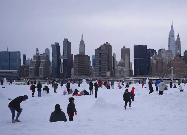 خانواده‌ها و شهروندان پس از برف‌باری سنگین چندروزه که لانگ‌آیلند سیتیِ نیویا رک فرو ریخت و به ۴۸ سانتی‌متر رسید، از برف و هوای زمستانی لذت می‌برند. ۲۳ فبروری ۲۰۲۶