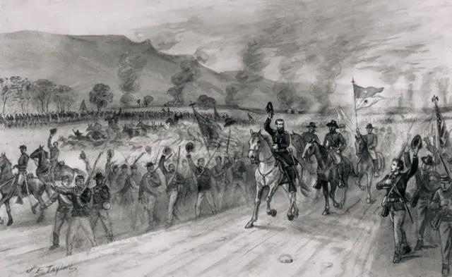 Gravura em preto e branco mostra general em cavalo na estrada, levantando chapéu e saudado por homens