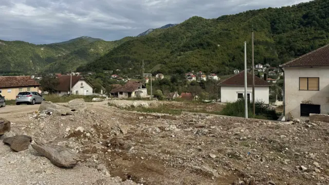 Šljunak i prazan prostor na mestu gde je nekad bila kuća