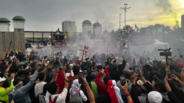Unjuk rasa mendesak hak angket di depan Gedung DPR RI pada Selasa (05/03)
