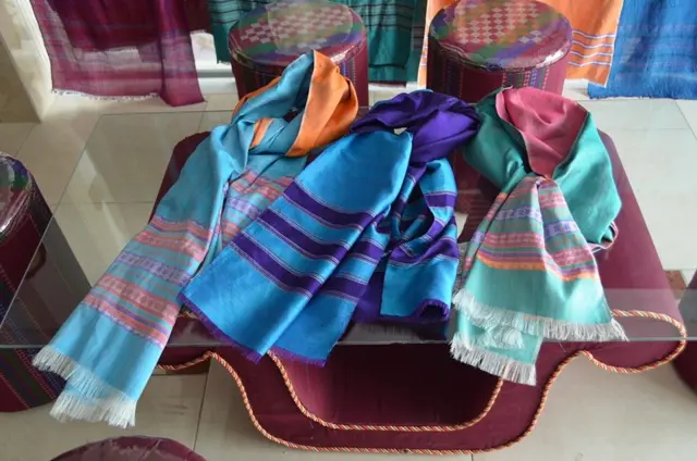انواع شال ابریشمی تولید هرات که روز یک میز مانده شده است 