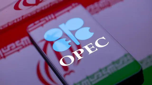 Üzerinde İran bayrağının yansıdığı bir OPEC logosu gösteren bir telefon