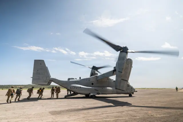 Soldados abordan un MV-22 Osprey.