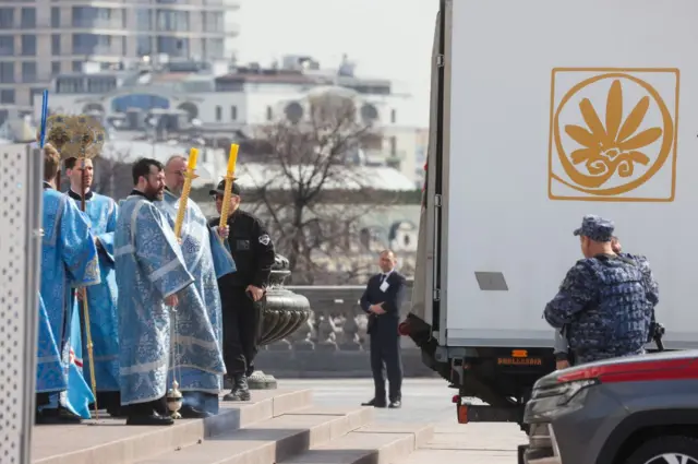  Отгрузка Владимирской и Донской икон Богоматери из собрания Государственной Третьяковской галереи у храма Христа Спасителя.