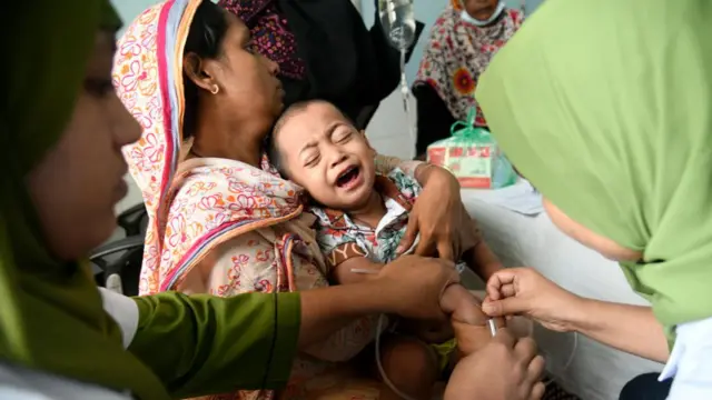 ডেঙ্গু পরীক্ষার জন্য রক্ত সংগ্রহ করা হচ্ছে