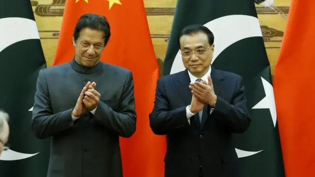 પાકિસ્તાનના વડા પ્રધાન ઇમરાન ખાન સાથે ચીનના વડા પ્રધાન