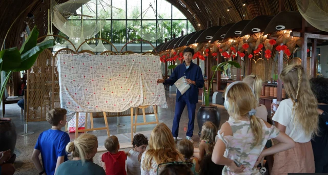 වියට්නාමයේ දේශීය දිය සායම් ශිල්පියෙකු සමග සිතුවම් ඇඳීම වැනි සංස්කෘතික අත්දැකීම්වලට පවුල් සහභාගී විය