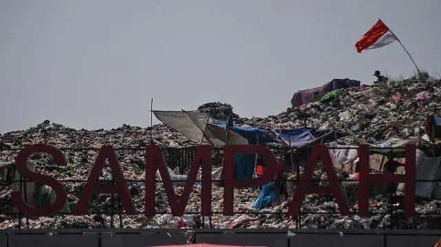 Menurut data Sistem Informasi Pengelolaan Sampah Nasional (SIPSN), sebanyak 34,29 persen atau 7,2 juta ton sampah belum terkelola dengan baik dari total 21.1 juta ton timbunan sampah di Indonesia.