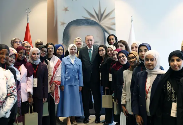Recep Tayyip Erdoğan, 22 Haziran 2026 tarihinde Türkiye'nin Ankara kentinde düzenlenen 'ALLY for Future: Genç Müslüman Kadınlar Liderlik Programı' katılımcılarıyla bir araya geldi. Toplantıya Türkiye Aile ve Sosyal Hizmetler Bakanı Mahinur Özdemir Göktaş da katıldı. Erdoğan kadınlarla toplu fotoğrafta görülüyor.