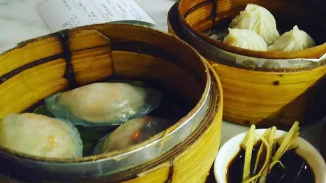 'ዲም ሱም' ዝበሃል ምግቢ ብእንፋሎት ዝበስል ንሳምቡሳ ዝመስል ምግቢ እዩ።