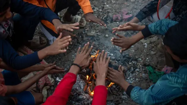  "ঘনকুয়াশার কারণে রাতের তুলনায় দিনের তাপমাত্রা কমে যাচ্ছে এবং মাসজুড়েই ঠান্ডাটা থাকবে"