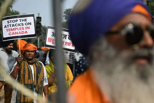 কানাডায় হিন্দু মন্দিরের ওপরে 'হামলা'র প্রতিবাদ দিল্লিতে কানাডীয় দূতাবাসের সামনে