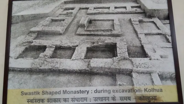 ये टॉयलेट पैन कोल्हुआ (वैशाली) में उत्खनन के दौरान एक स्वास्तिक आकार की मोनैस्ट्री से मिला है.