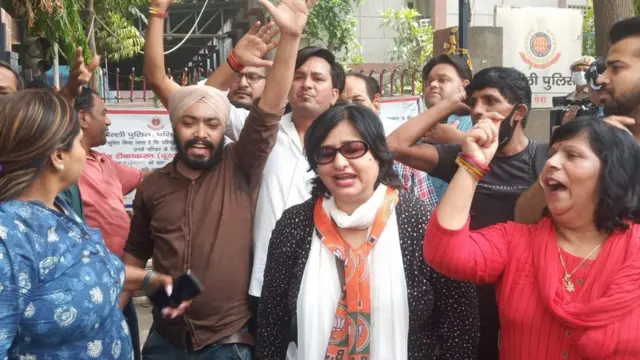 ਦਿੱਲੀ ਦੇ ਜਨਕਪੁਰੀ ਪੁਲਿਸ ਥਾਣੇ ਦੇ ਬਾਹਰ ਭਾਜਪਾ ਸਮਰਥਕਾਂ ਵੱਲੋਂ ਵਿਰੋਧ ਪ੍ਰਦਰਸ਼ਨ ਕੀਤਾ ਗਿਆ।