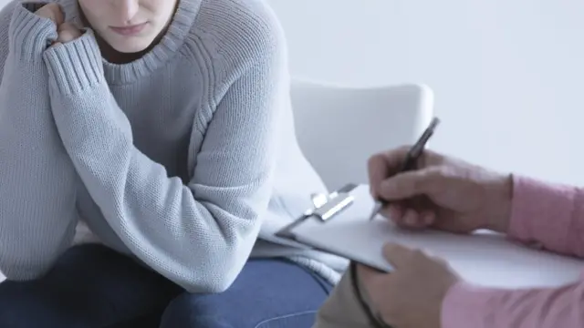 Una paciente preocupada en la consulta del médico.