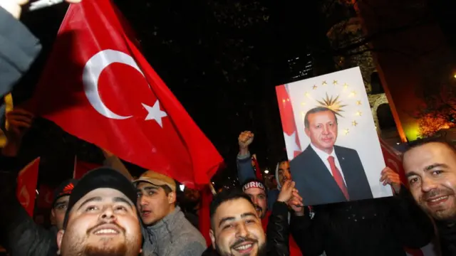 Almanya'da Erdoğan posteri ile gösteri yapan bir grup Türk göçmen