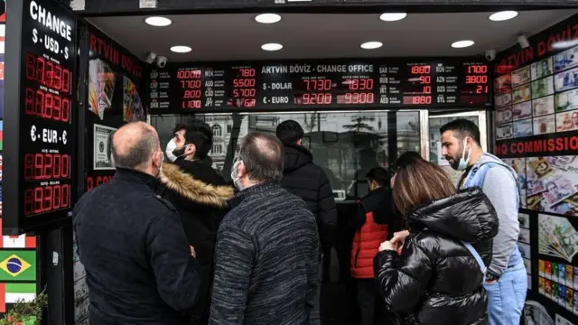 Türk lirasının değer kaybı döviz bürolarında hareketli anlar yaşanmasına neden oldu