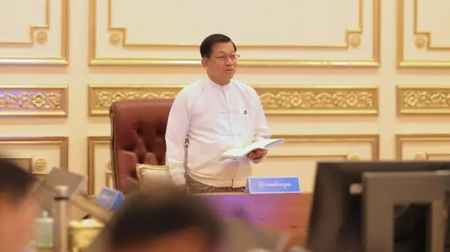 ဇွန် ၂၆ ရက်၊ နေပြည်တော်မှာ ပြုလုပ်တဲ့ နယ်စပ်ဒေသနဲ့ တိုင်းရင်းသားလူမျိုးတွေရဲ့ ဖွံ့ဖြိုးတိုးတက်မှုအကောင်အထည်ဖော်ရေး ဗဟိုကော်မတီအစည်းအဝေးမှာတွေ့ရတဲ့ ဦးမင်းအောင်လှိုင်
