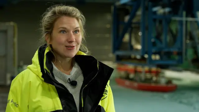 La ingeniera de rompehielos Riikka Matala con una chaqueta fluorescente