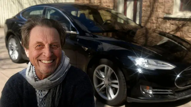 Эррол Маск на фоне Tesla