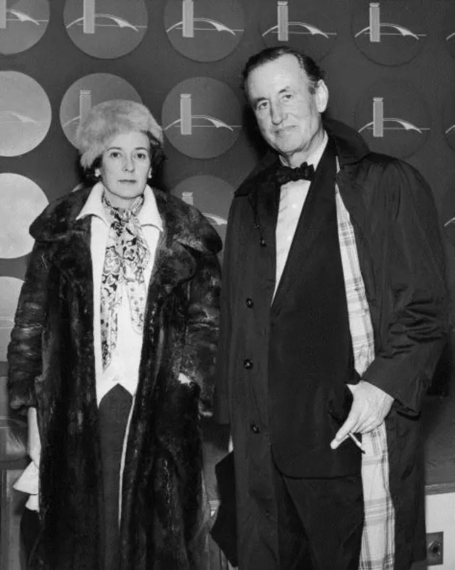 Подружжя Флемінгів під час прибуття в Нью-Йорк, 1962