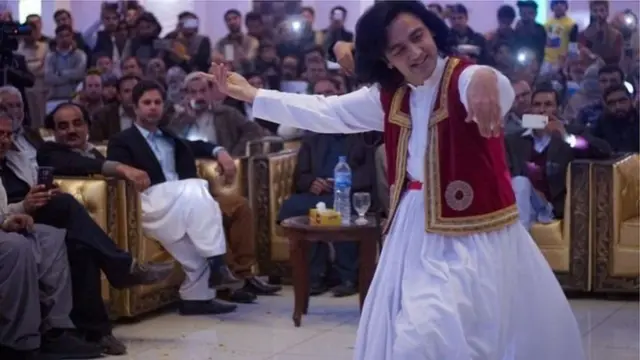 اسفندیار وايي، د خټکو اتڼ، د نڅا لوګری، کتغنی، افشاری او د سویلي هند کتهک ډوله نڅا له یو ځای کولو یې د اتڼ یو نوی ډول جوړ کړی