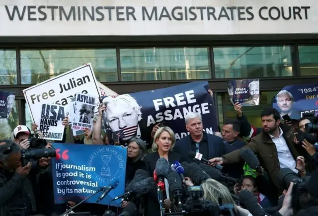 سردبیر ویکی لیکس و وکیل جولیان آسانژ