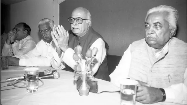 લાલકૃષ્ણ અડવાણી સાથે કેશુભાઈ પટેલ