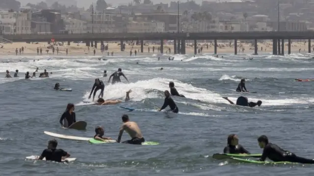 Los surfistas salieron a aprovechar de nuevo las olas en la playa Venice de Los Angeles.