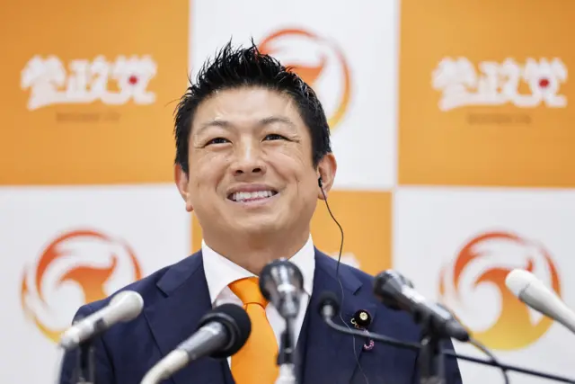 神谷宗币在东京日本参政党选举本部会见记者时咧嘴大笑（20/7/2025）