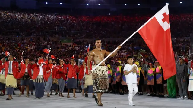 O atleta Pita Nikolas Aufatofua durante cerimôniaapostas esportivas aeabertura