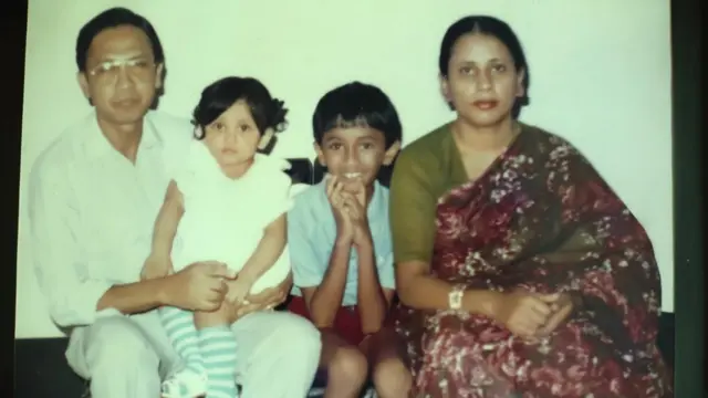 બાળ શગુફ્તા તેમના પિતાના ખોળામાં