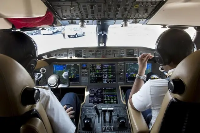 விமானி ஆவது எப்படி? தகுதி, பயிற்சி கட்டணம் மற்றும் ஊதியம் எவ்வளவு? முழு விவரம்