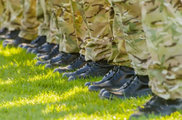 Image representant les pieds de soldats