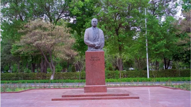 Шароф Рашидов ҳайкали