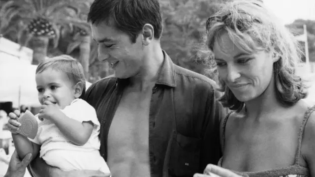 El actor francés Alain Delon con su esposa Nathalie y su hijo Anthony en la playa de Montecarlo, el 15 de agosto de 1965