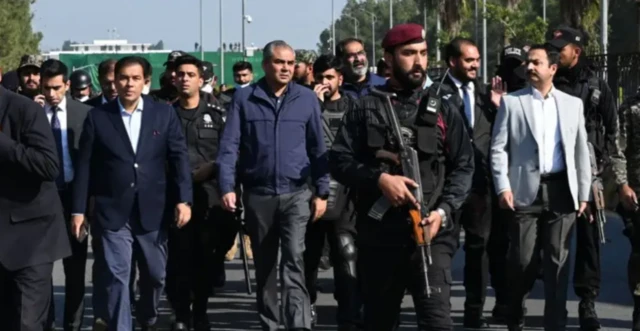 محسن نقوی، وزیر کشور پاکستان پیش‌تر به معترضان هشدار داده بود که اگر خشونت‌ها شدت یابد با برخورد شدید دولت روبرو خواهند شد و مقررات منع رفت و آمد اعمال می‌شود