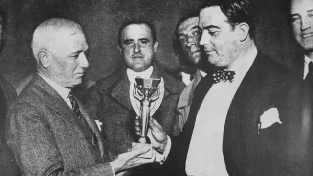 Yıl 1930. FIFA'nın ilk başkanı Jules Rimet, ilk Dünya Kupası'nı, finalde Arjantin'i mağlup eden Uruguay Futbol Federasyonu'na teslim ediyor.