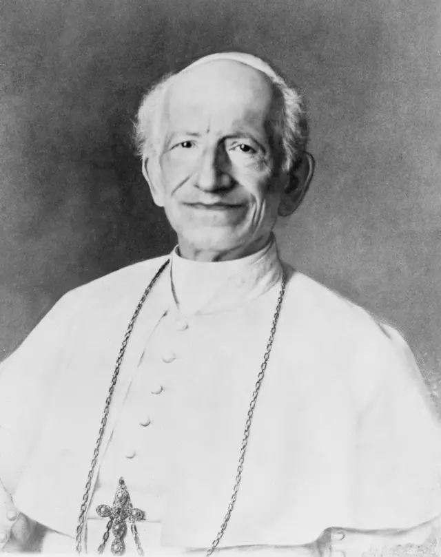 Foto em preto e branco do papa Leão 13. 