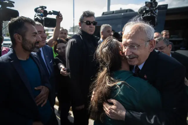 Bu yıl yayımlanan “Türkiye'de İnanç ve Dindarlık Raporu”na göre katılımcıların yüzde 62’si kendisini dindar ya da çok dindar olarak tanımlıyor. Marmara Üniversitesi’nden Dr. Öğretim Üyesi Zübeyir Nişancı'nın yürütücülüğünü yaptığı araştırmaya göre kadınlar arasında kendini dindar olarak tanımlayanların oranı daha yüksek. Araştırmaya katılan kadınların %64’ü kendisini dindar veya çok dindar olarak tanımlarken bu oran erkeklerde %61’e düşüyor.