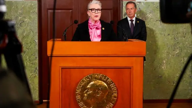 La présidente du comité norvégien du prix Nobel de la paix, Berit Reiss-Andersen, s'exprime lors de l'annonce des lauréats du prix Nobel de la paix 2023