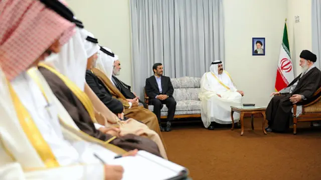 دیدار شیخ حمد امیر وقت قطر با رهبر ایران. محمود احمدی نژاد رئیس جمهور وقت ایران امیر قطر را در این دیدار همراهی کرده